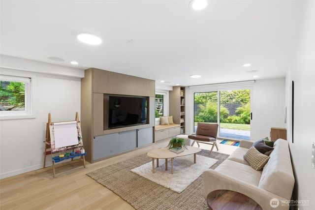 5815 Ann Arbor Avenue NE, Seattle, WA 98105