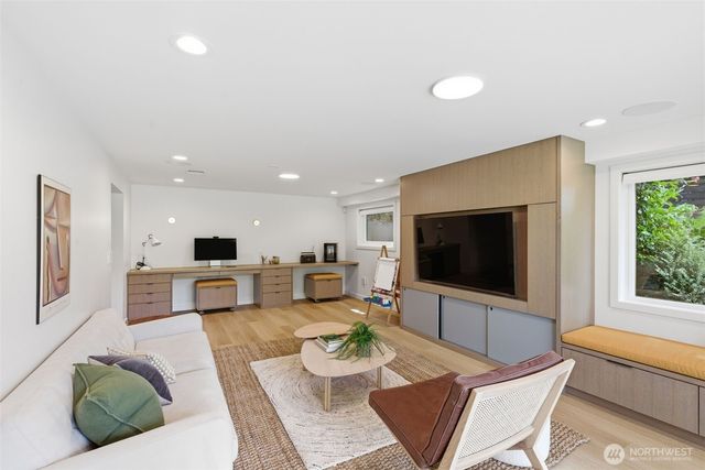 5815 Ann Arbor Avenue NE, Seattle, WA 98105