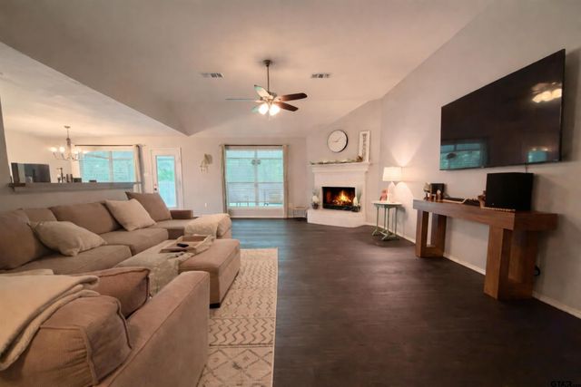 121 Maggie Circle, Flint, TX 75762