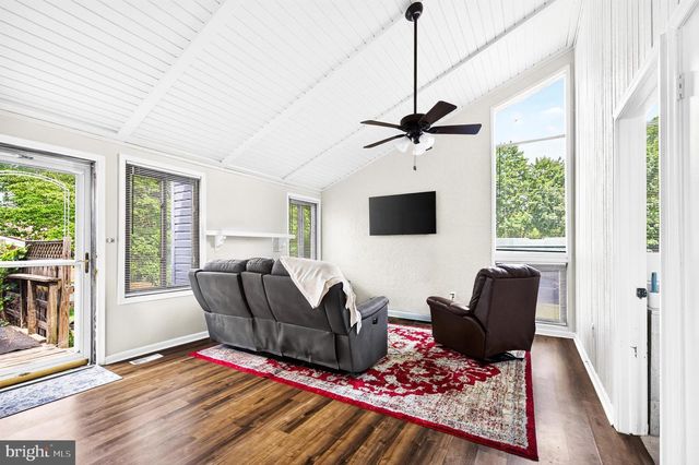 160 MAGNOLIA RD, Sterling, VA 20164