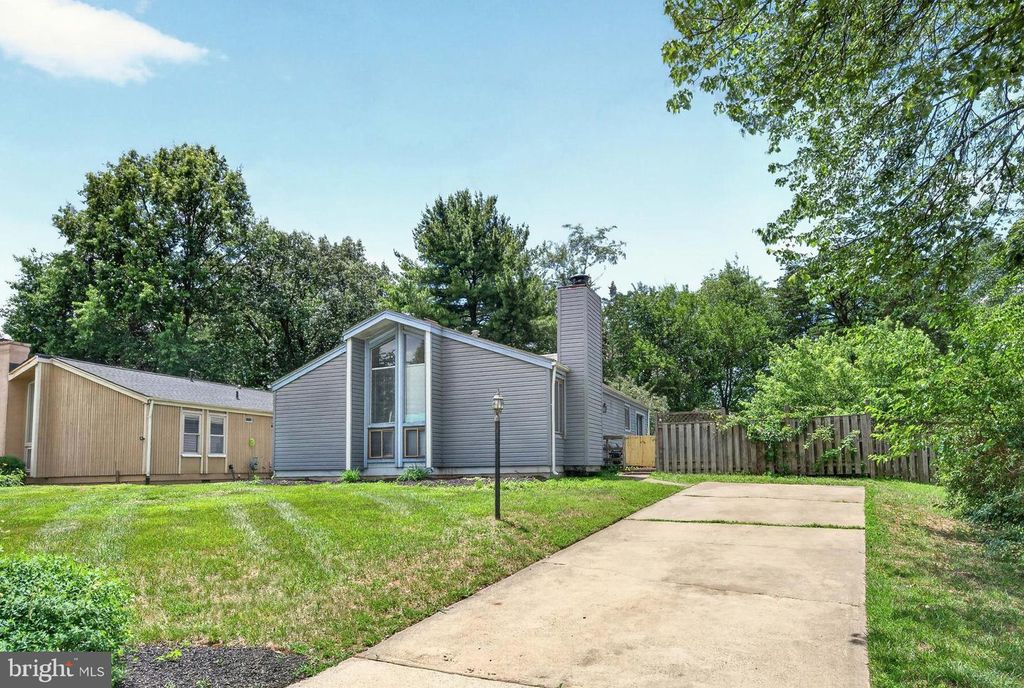 160 MAGNOLIA RD, Sterling, VA 20164