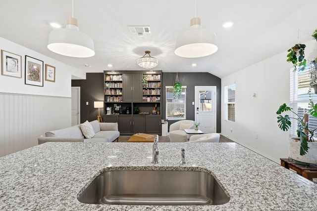 404 Signe, Seguin, TX 78155