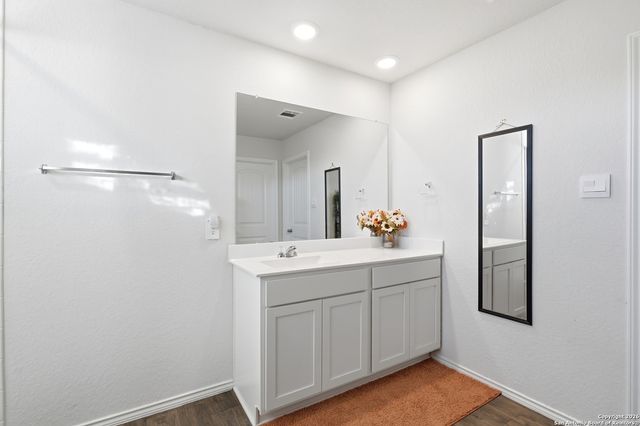 404 Signe, Seguin, TX 78155