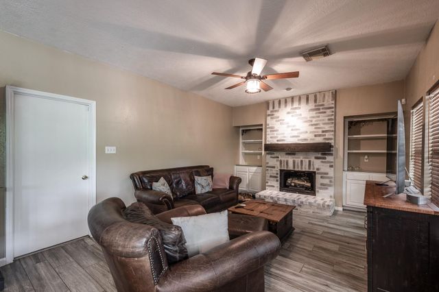 1015 Highlands Woods Drive, Highlands, TX 77562