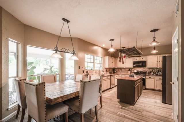 1015 Highlands Woods Drive, Highlands, TX 77562