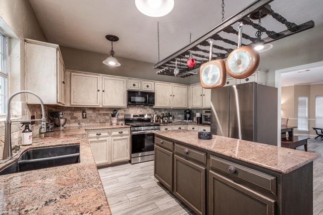 1015 Highlands Woods Drive, Highlands, TX 77562