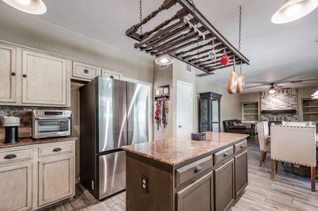 1015 Highlands Woods Drive, Highlands, TX 77562