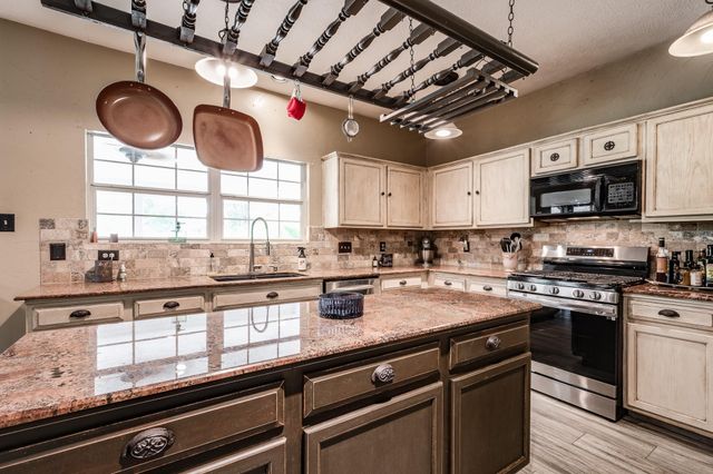 1015 Highlands Woods Drive, Highlands, TX 77562
