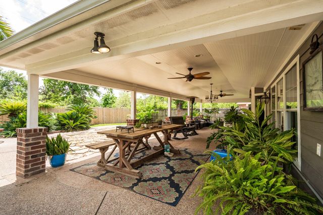 1015 Highlands Woods Drive, Highlands, TX 77562