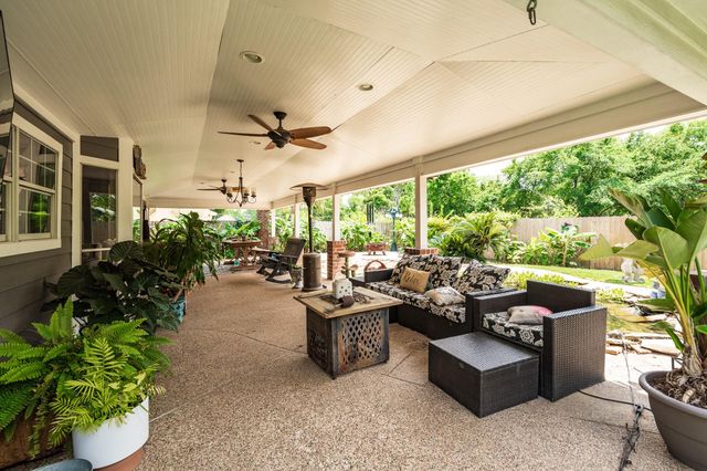 1015 Highlands Woods Drive, Highlands, TX 77562