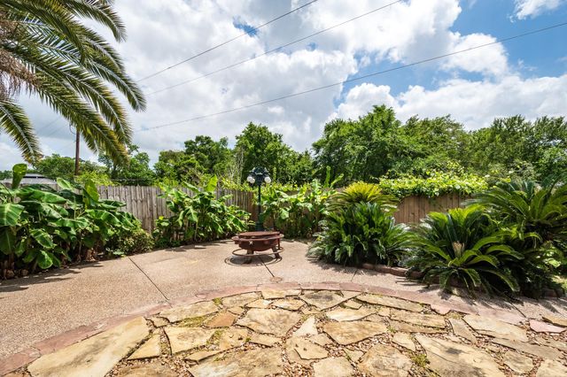 1015 Highlands Woods Drive, Highlands, TX 77562
