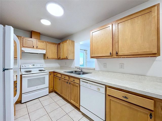 2102 HEMBURY PLACE SE 34, Sun City Center, FL 33573