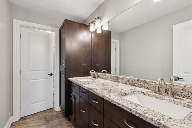 7628 Silverstone Court, Johnston, IA 50131