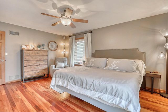 13865 W Linfield DRIVE, New Berlin, WI 53151
