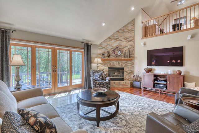 13865 W Linfield DRIVE, New Berlin, WI 53151