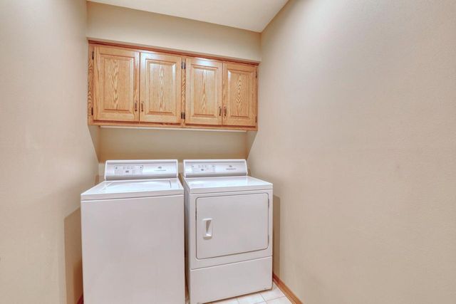 13865 W Linfield DRIVE, New Berlin, WI 53151