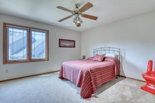 13865 W Linfield DRIVE, New Berlin, WI 53151