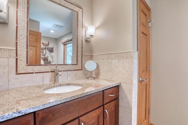 13865 W Linfield DRIVE, New Berlin, WI 53151