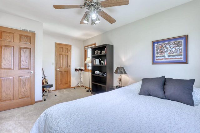 13865 W Linfield DRIVE, New Berlin, WI 53151