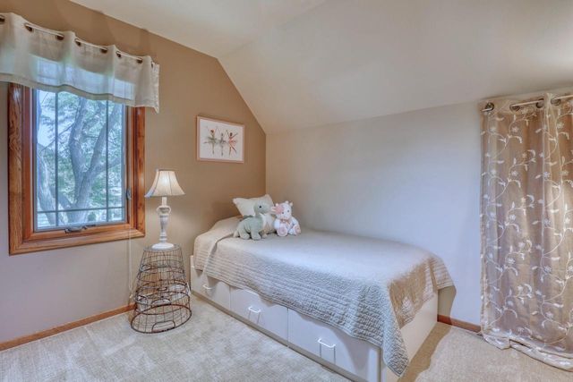 13865 W Linfield DRIVE, New Berlin, WI 53151