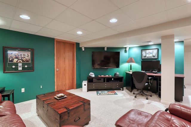 13865 W Linfield DRIVE, New Berlin, WI 53151
