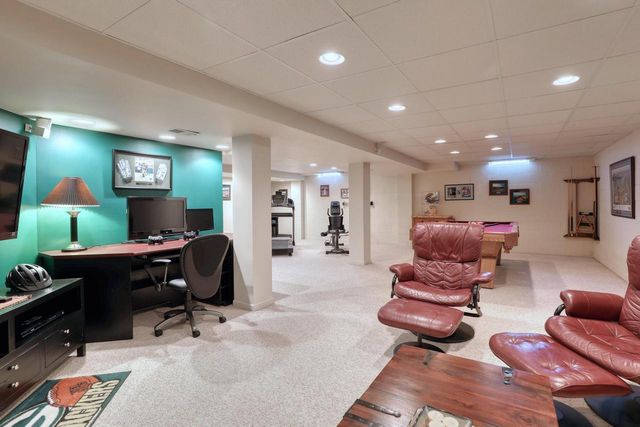 13865 W Linfield DRIVE, New Berlin, WI 53151