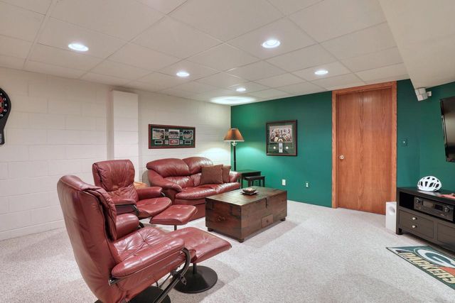13865 W Linfield DRIVE, New Berlin, WI 53151