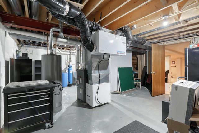 13865 W Linfield DRIVE, New Berlin, WI 53151