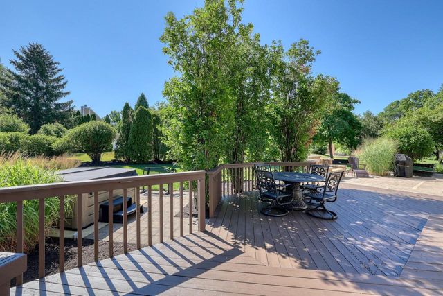 13865 W Linfield DRIVE, New Berlin, WI 53151