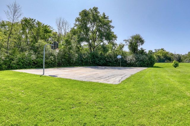 13865 W Linfield DRIVE, New Berlin, WI 53151