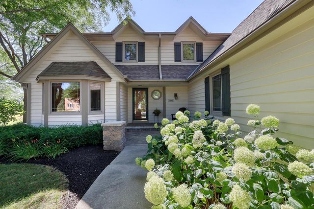 13865 W Linfield DRIVE, New Berlin, WI 53151