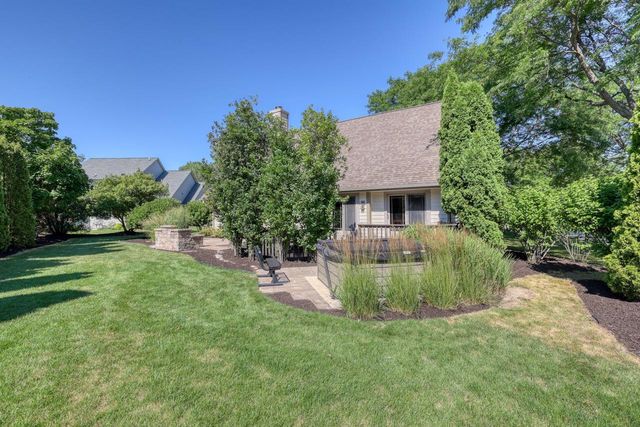 13865 W Linfield DRIVE, New Berlin, WI 53151
