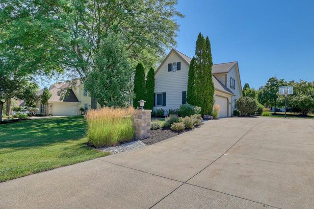 13865 W Linfield DRIVE, New Berlin, WI 53151