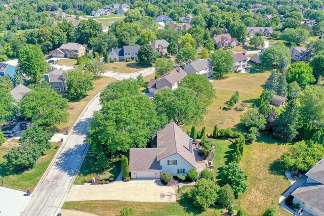13865 W Linfield DRIVE, New Berlin, WI 53151