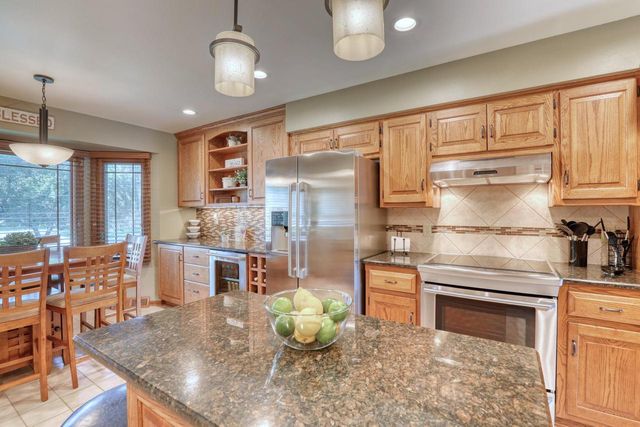 13865 W Linfield DRIVE, New Berlin, WI 53151