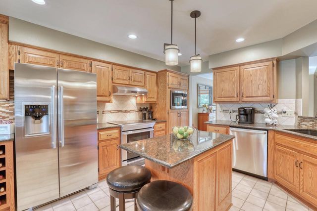 13865 W Linfield DRIVE, New Berlin, WI 53151