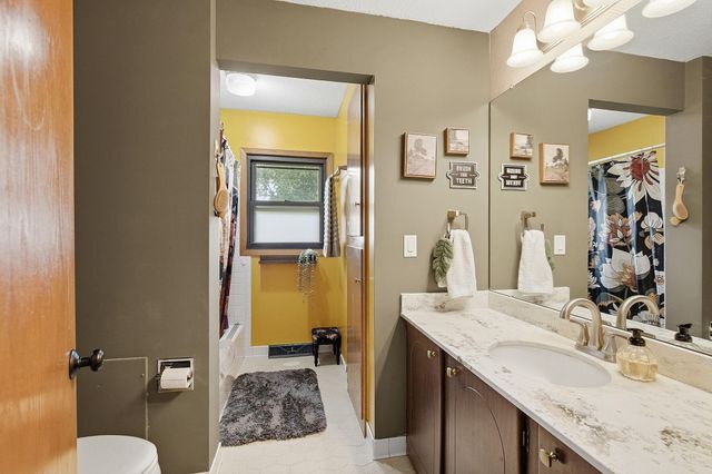 1016 Jackson Street S, Shakopee, MN 55379