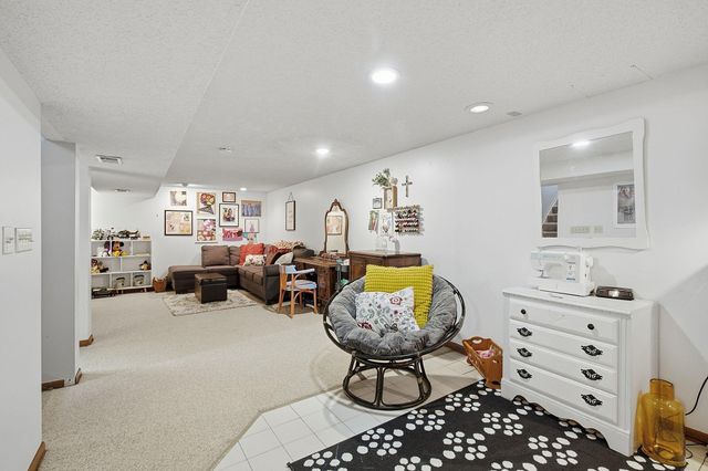 1016 Jackson Street S, Shakopee, MN 55379