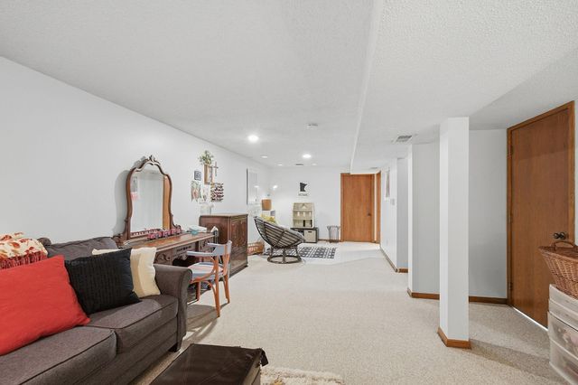 1016 Jackson Street S, Shakopee, MN 55379
