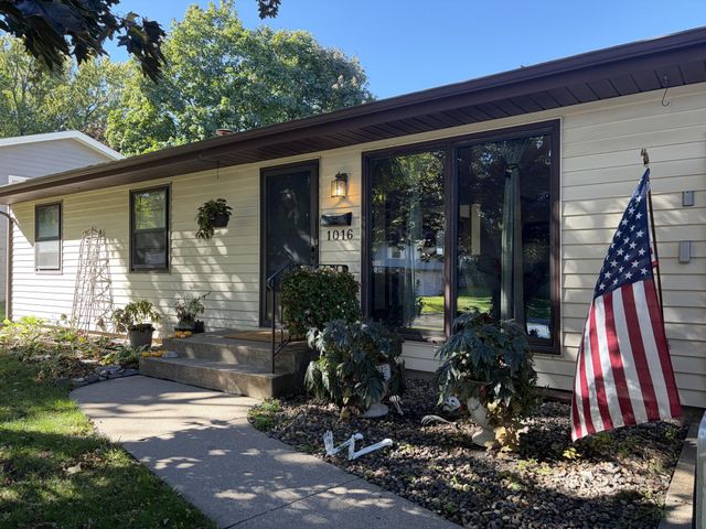 1016 Jackson Street S, Shakopee, MN 55379