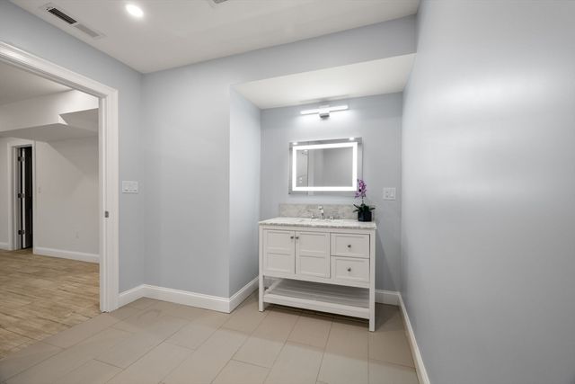 669 Boylston St 669, Newton, MA 02459