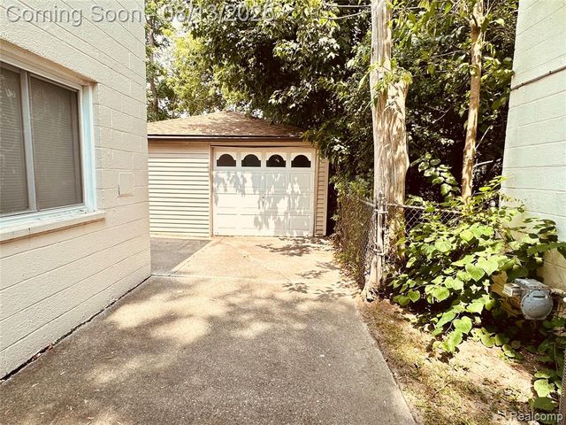 8659 Harding Street, Center Line, MI 48015