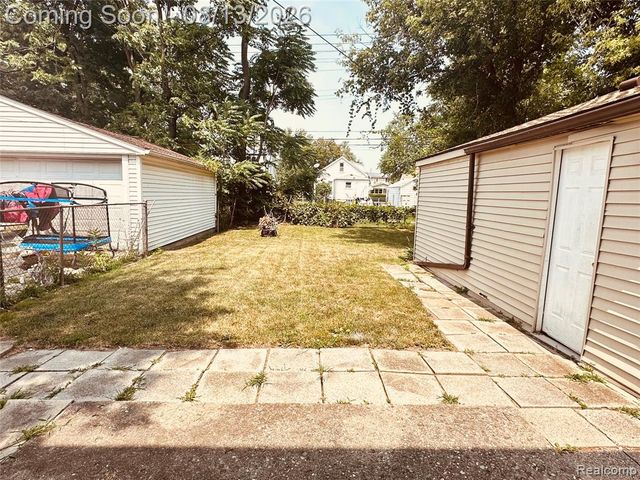 8659 Harding Street, Center Line, MI 48015