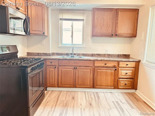 8659 Harding Street, Center Line, MI 48015