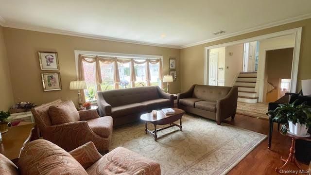 322 Grover Avenue N, Massapequa Park, NY 11762