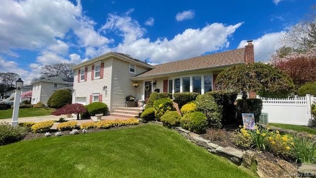 322 Grover Avenue N, Massapequa Park, NY 11762