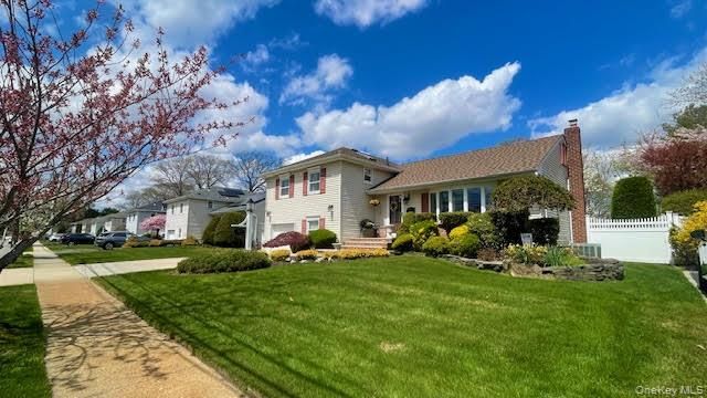 322 Grover Avenue N, Massapequa Park, NY 11762
