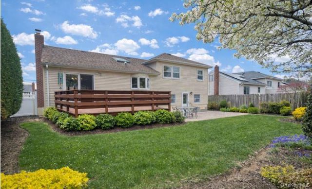 322 Grover Avenue N, Massapequa Park, NY 11762