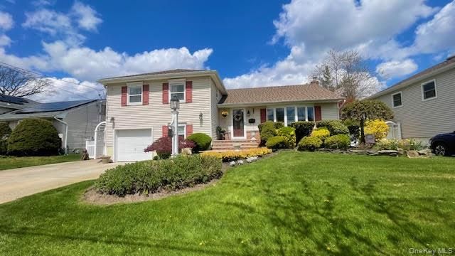 322 Grover Avenue N, Massapequa Park, NY 11762