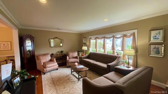 322 Grover Avenue N, Massapequa Park, NY 11762